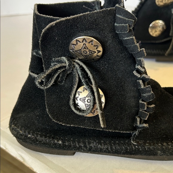 MINNETONKA WOMENS TWO CONCHO  HARD-SOLE BOOTS IN BLACK SUEDE SZ 8 - Picture 2 of 8